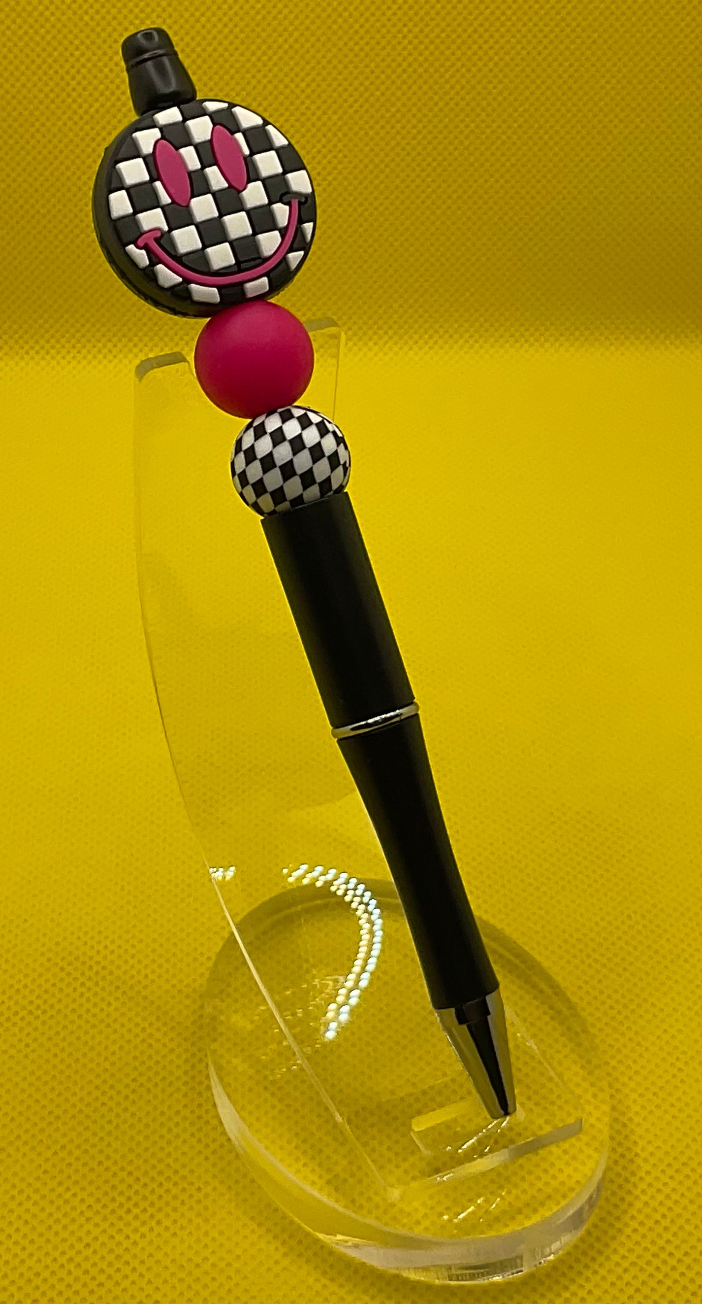 Checkered Smiley || Pen